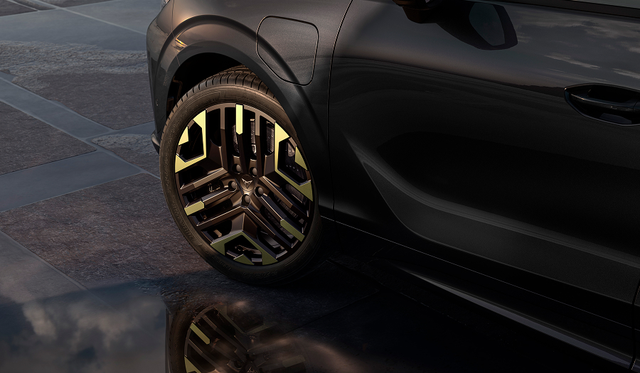 Detailaufnahme der Felge des CUPRA Terramar Tribe Edition in Schwarz und Bronze auf dunklem, reflektierendem Untergrund